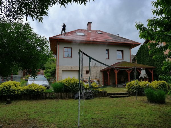 Tetőmosás Budaörsön munka közben.