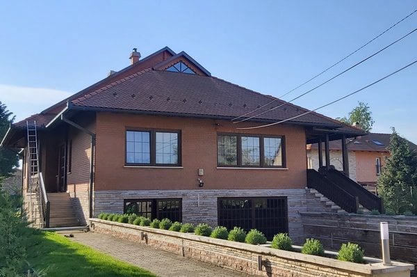 Tetőmosás Budapest referencia előtte fotó