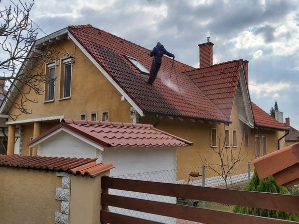 Tetőmosás Budapesten munka közben.