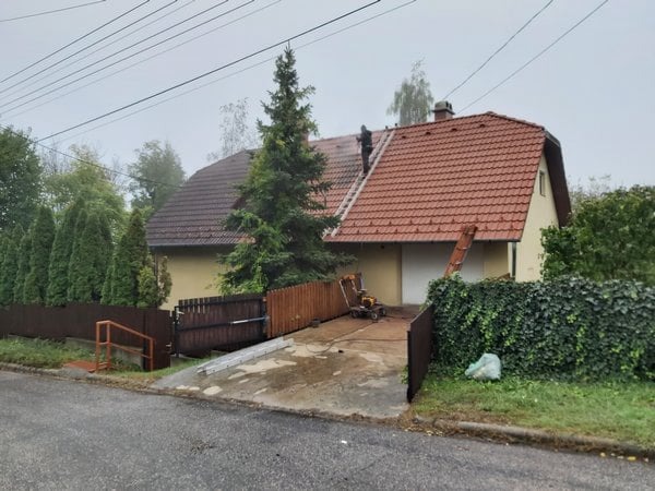 Tetőmosás régebbi békéscsabai agyagcseréppel borított tetőn