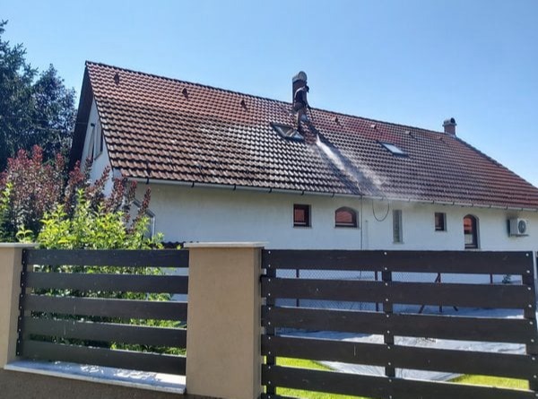 Tetőmosás munka közben Bramac betoncseréppel borított tetőn